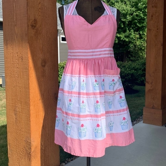 Martha Stewart cupcake apron. Mother’s Day birthday Valentine’s Day sweetest day